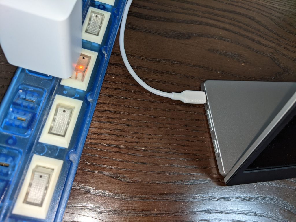ポータブル モニター の USB C１個を AC ケーブルに接続