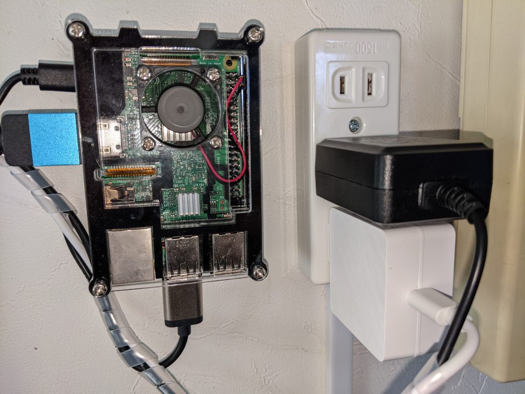 Raspberry Pi を壁に設置しACアダプタを接続