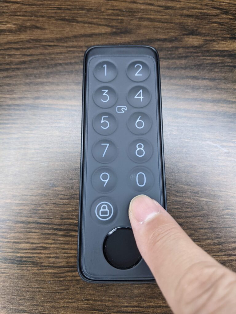 Switchbot アプリで表示されたテスト用のパスコードを入力して、SwitchBot キーパッドタッチ本体の「確認ボタン」を押します。